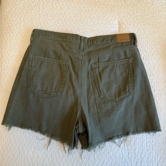 American Eagle High-Rise Distressed Shorts – Size 14 - Picture 7 of 14